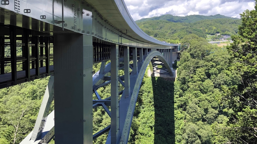 □【天龍峡大橋】眼下には天竜川やJR飯田線。高さ80mからの迫力の絶景を目にすることができます