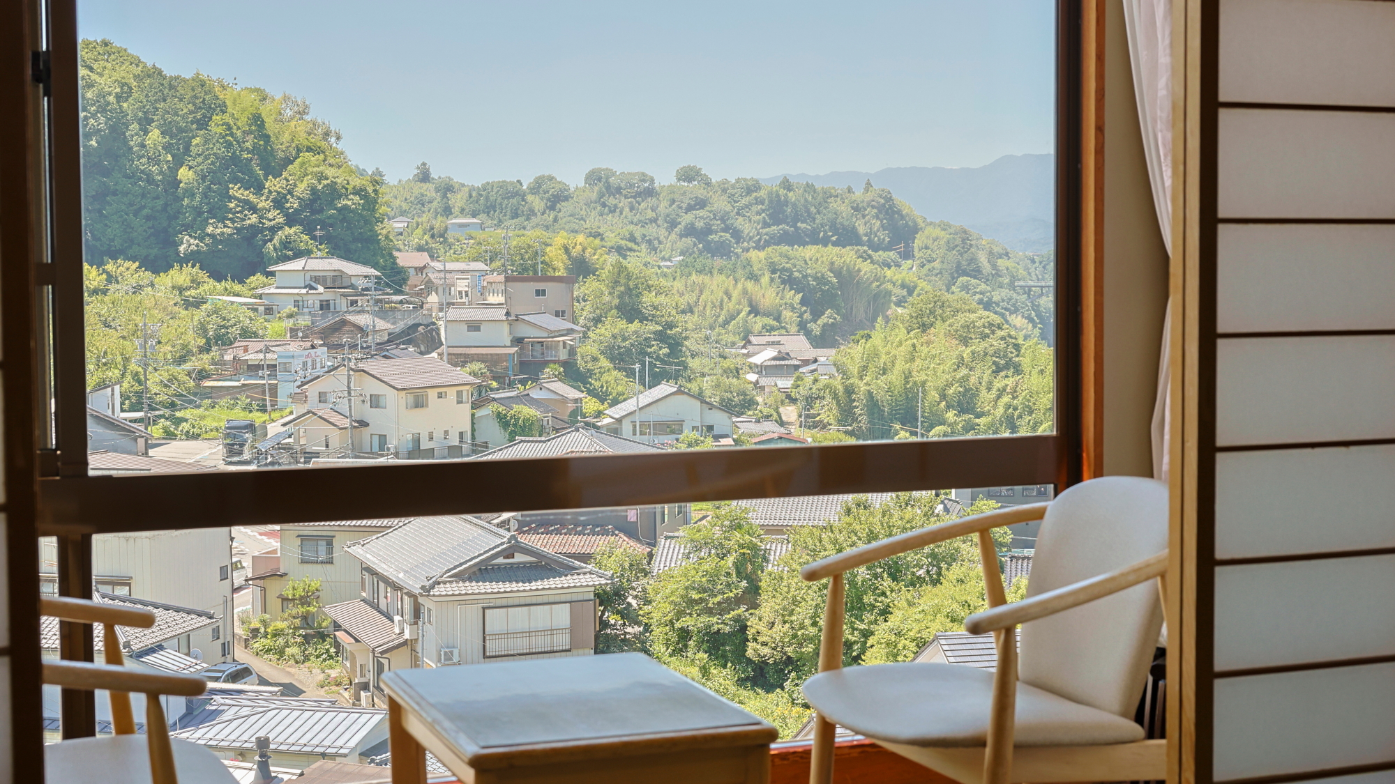 □【山並み眺望和室】天竜川の下流から南信州の丘陵地の方角のお部屋（主に丘陵や住宅街の眺めとなります）