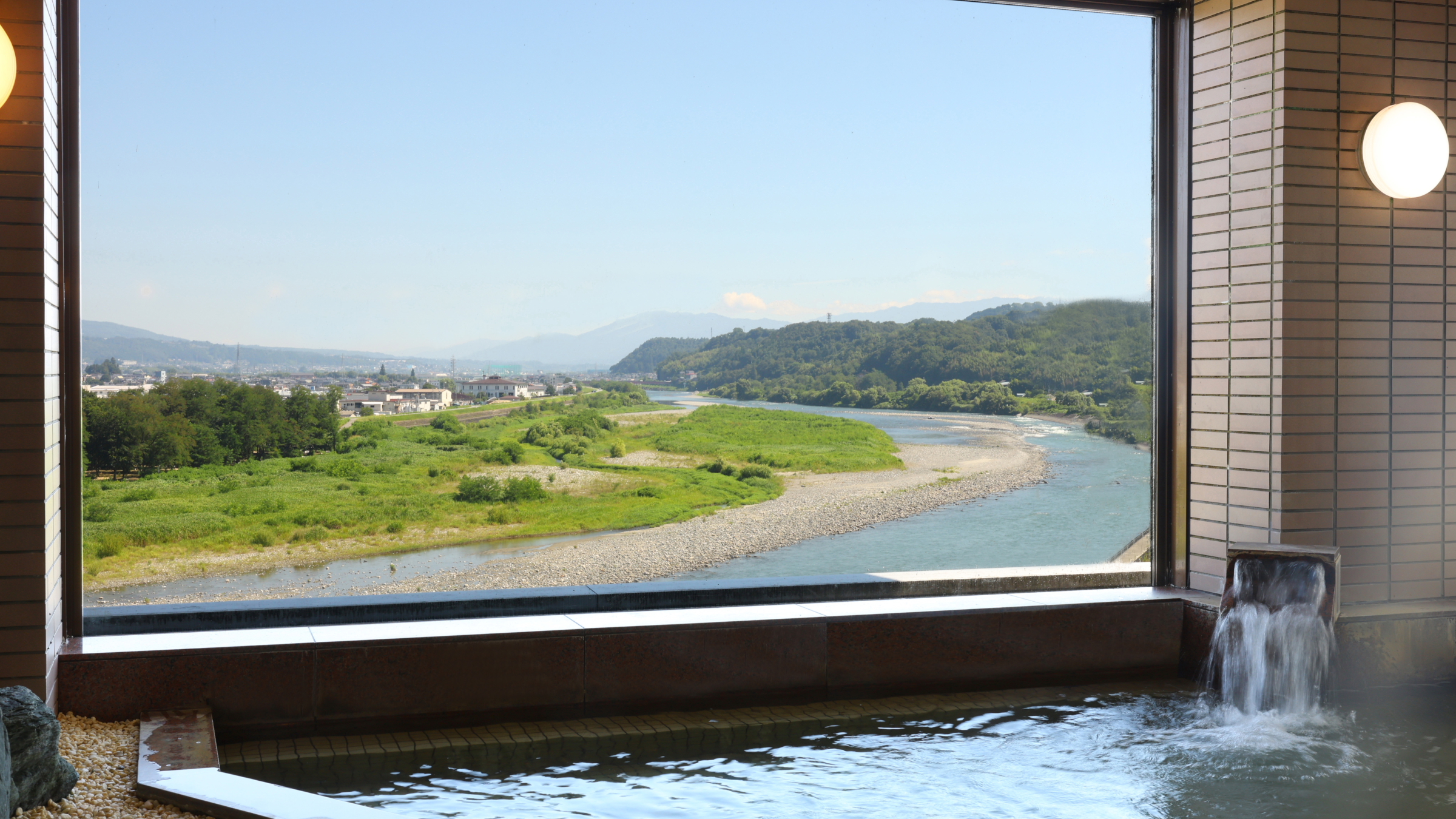 □【大浴場・内湯】壁一面に大きなガラス窓のある展望大浴場