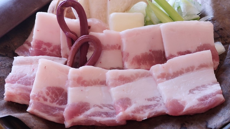 □【別注のお料理】「くりん豚」の朴葉焼き。甘味ある脂身と、あっさりながら旨みがしっかり感じられるお肉