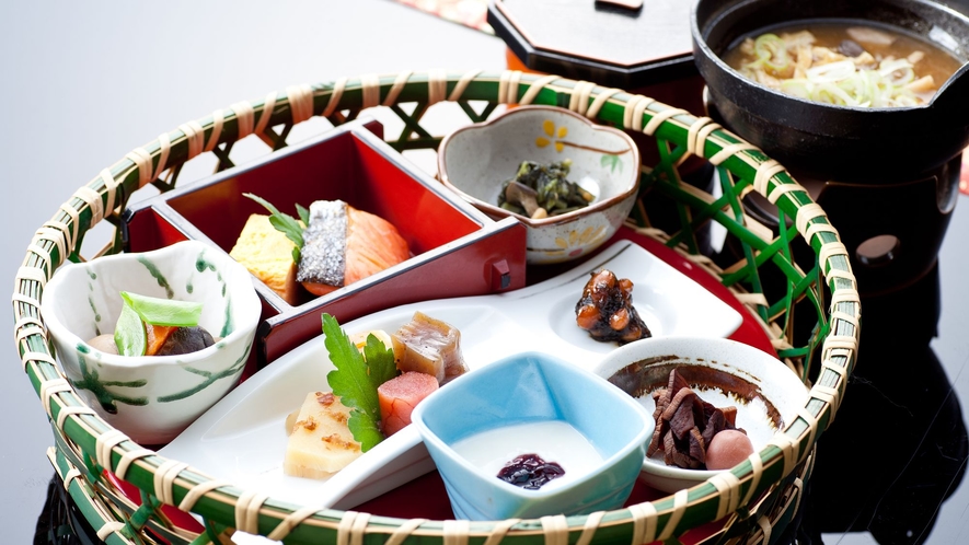 □【朝食】彩の良い籠盛りは、信州の美味しいお味噌汁とご飯によく合う逸品の数々