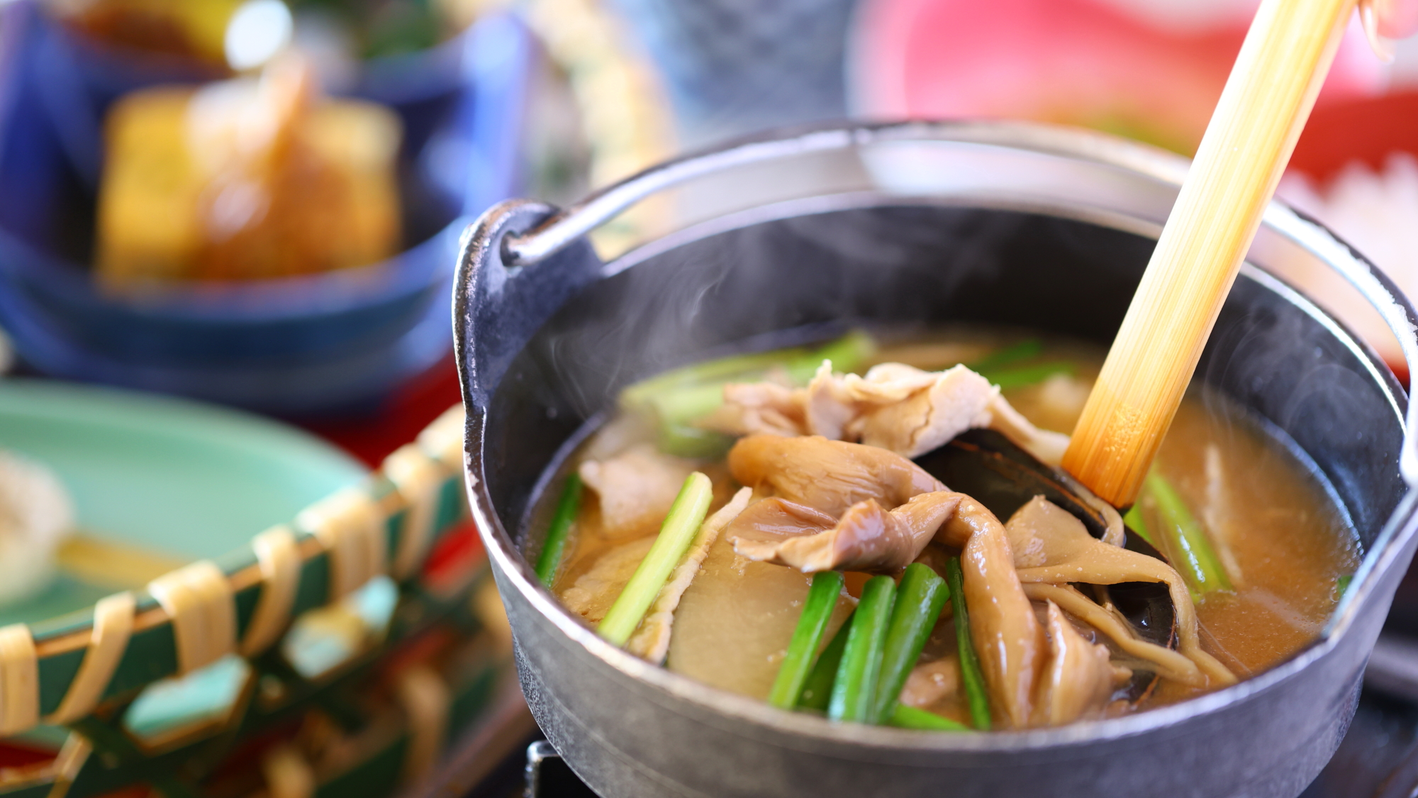 □【朝食】お腹が目覚めてきたら、お鍋で温めた信州味噌のお味噌汁が食べ頃に&hellip;♪