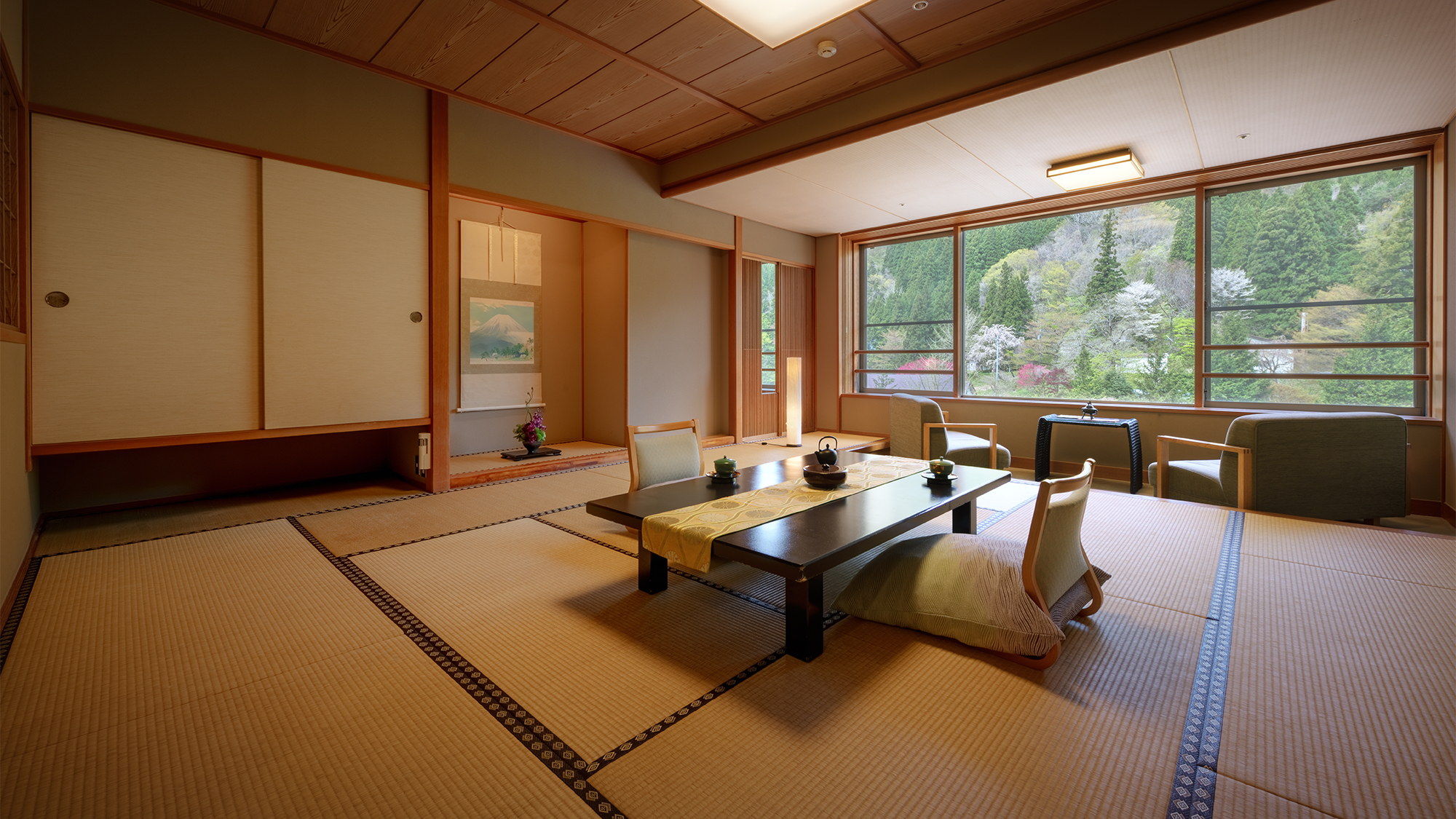 【緑山亭-和室十畳】“数寄屋造り”の古き良き和の趣きを残したホッと落ち着ける和室