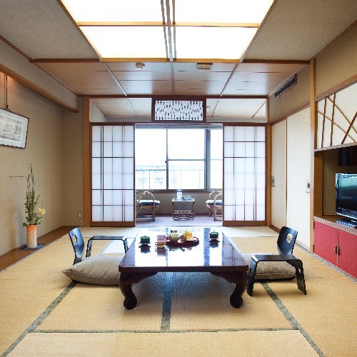 [Top floor 10 tatami mats] From the front (example of guest room)