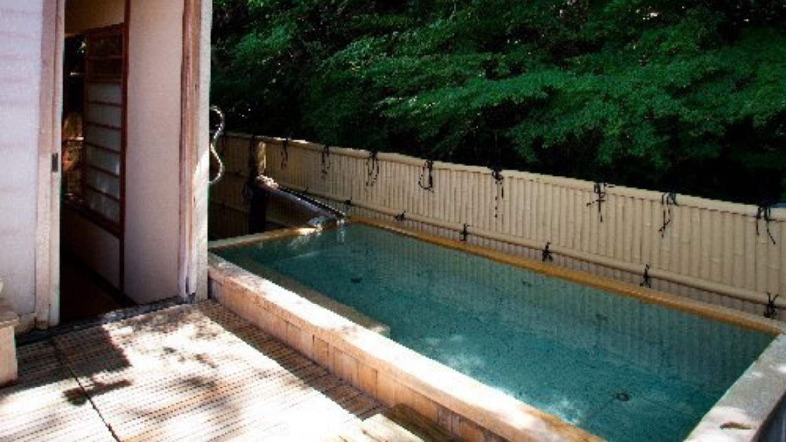 【露天　宝山の湯】木々から溢れる清々しい風が心地よい温泉