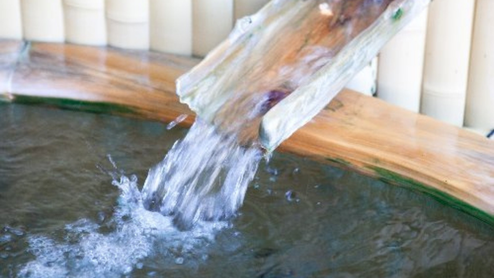 【温泉】１日15〜20トンを掛け流し