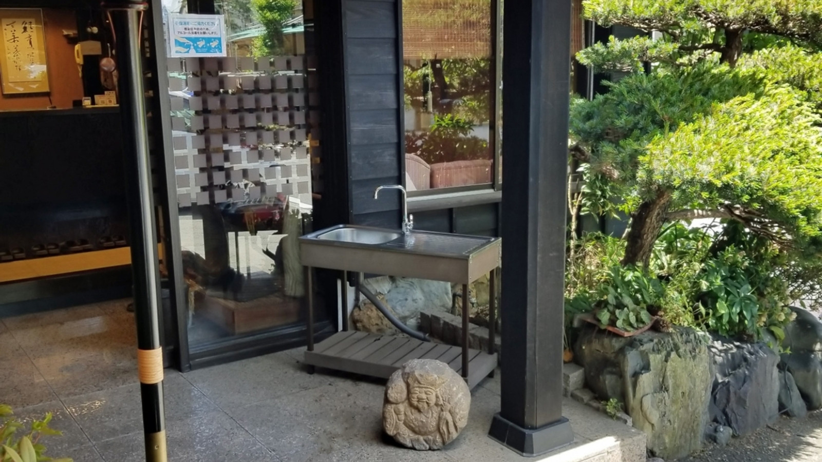 感染対策も抜かりなく。仮設手洗いシンクをご用意しました