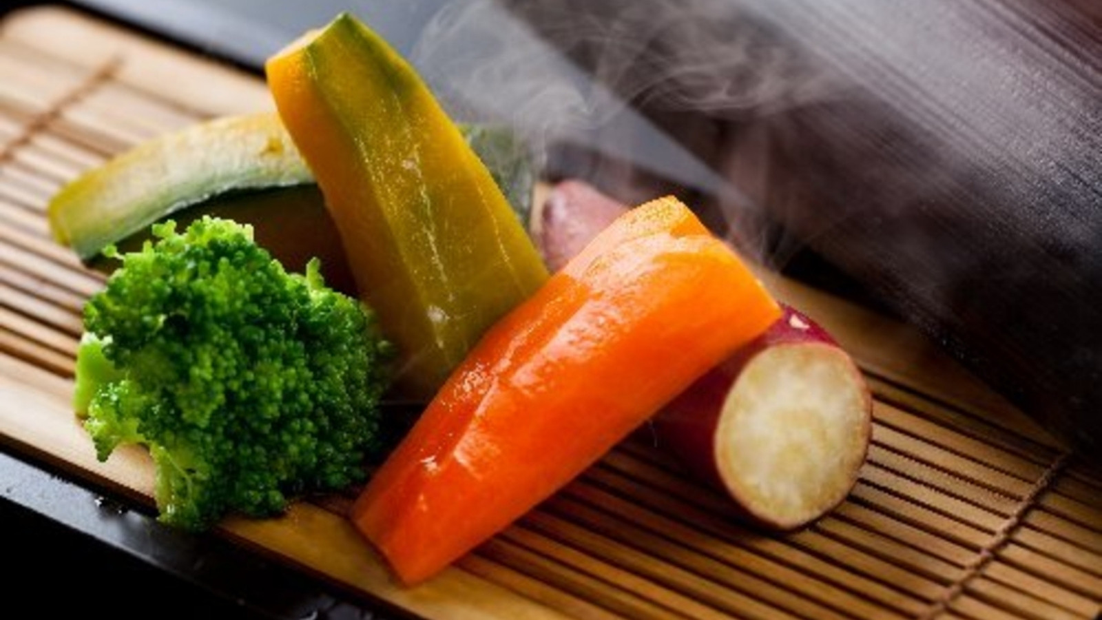 【宿イチオシ料理】地元旬野菜の温泉蒸し