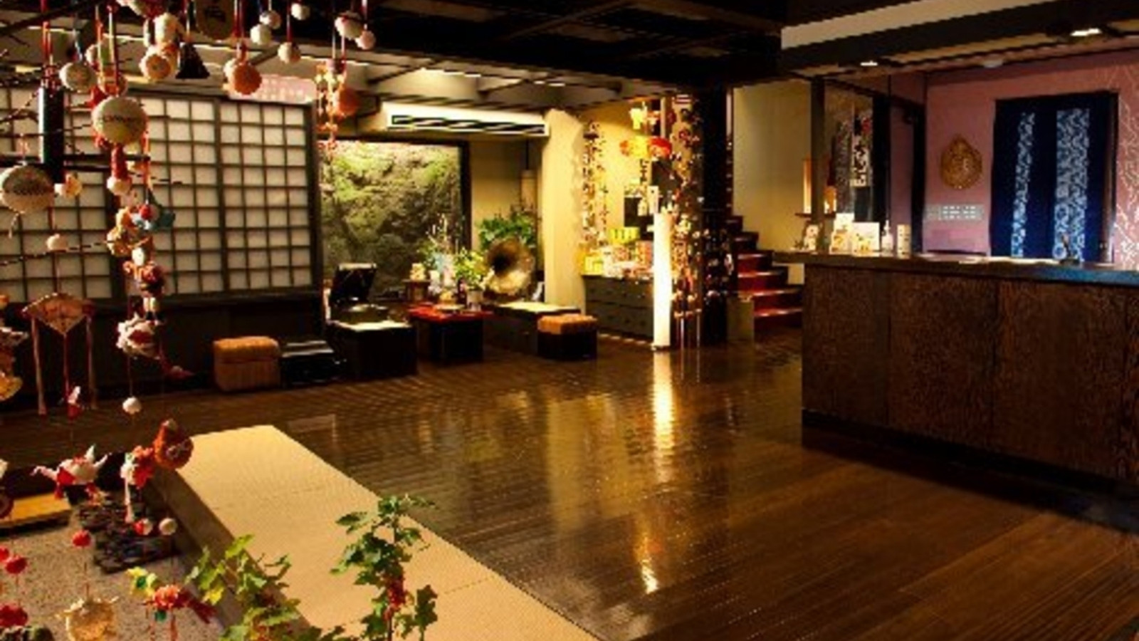 【フロント】館内至る所に女将のこだわりがいっぱい。