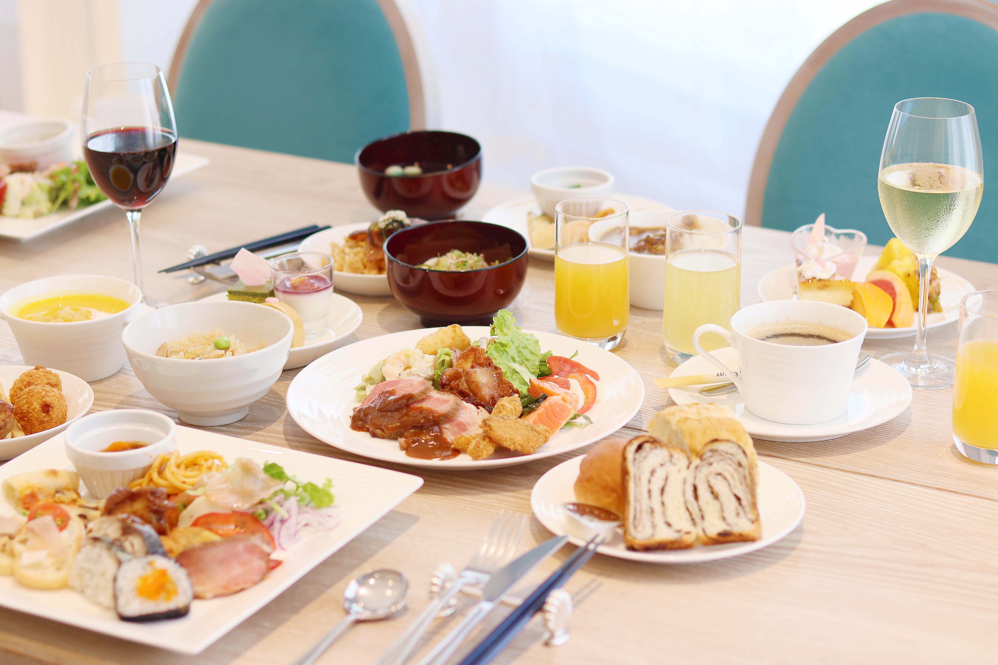 【一泊夕食】伊勢志摩ビュッフェのご夕食と、朝食はカフェの軽食チケット付！