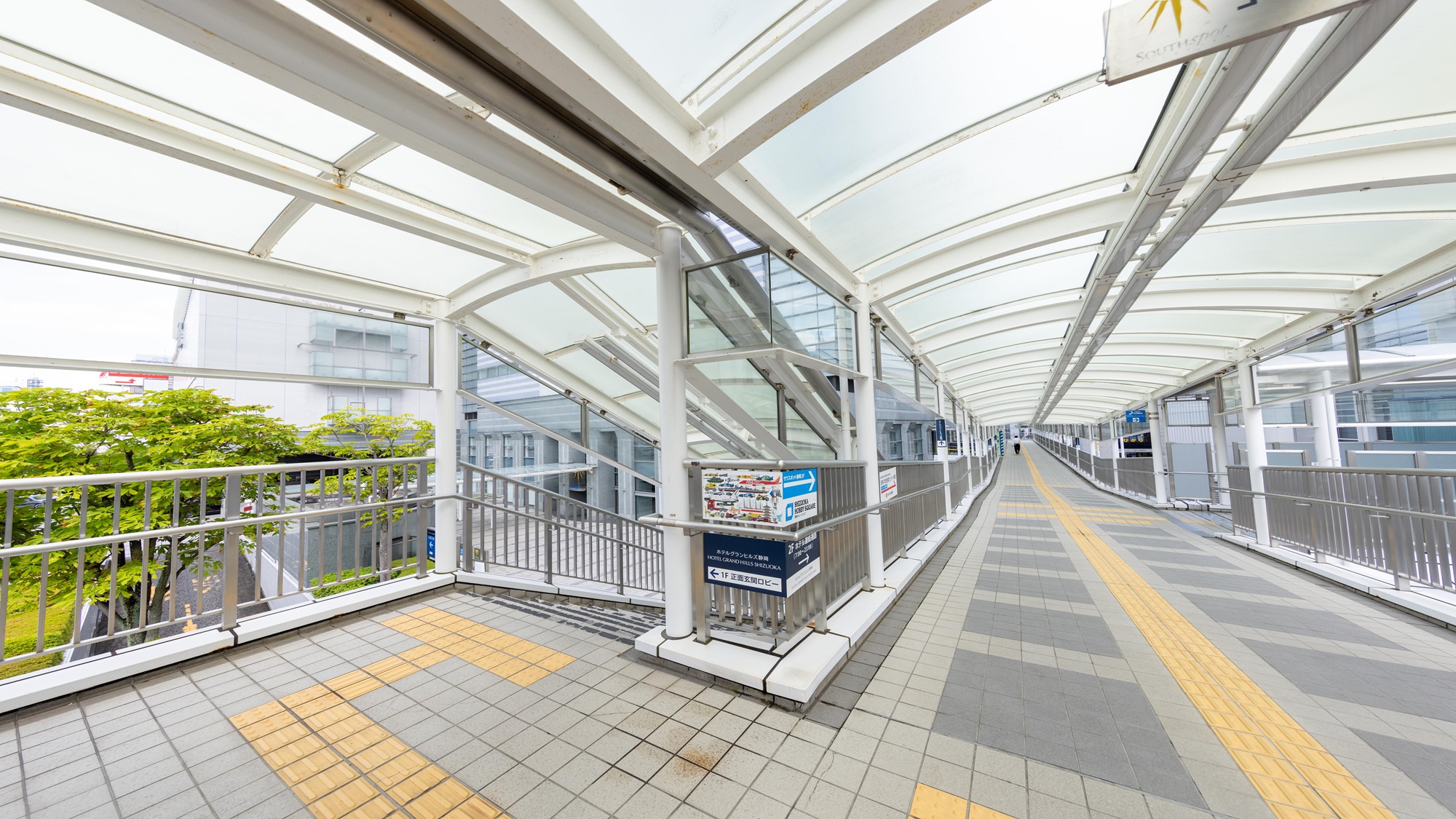 JR静岡駅南口より徒歩1分。ペデストリアンデッキ直結のため、雨の日でも濡れずにお越しいただけます。