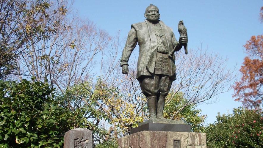 徳川家康銅像（駿府城跡内）