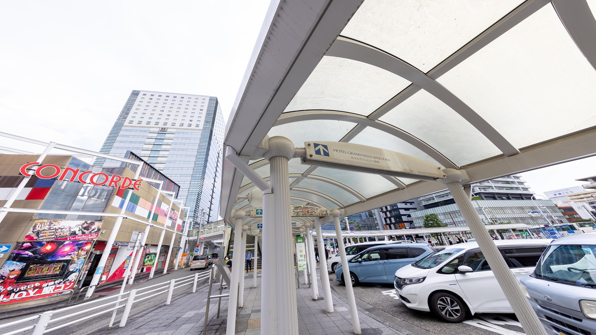 JR静岡駅南口より徒歩1分。ペデストリアンデッキ直結のため、雨の日でも濡れずにお越しいただけます。