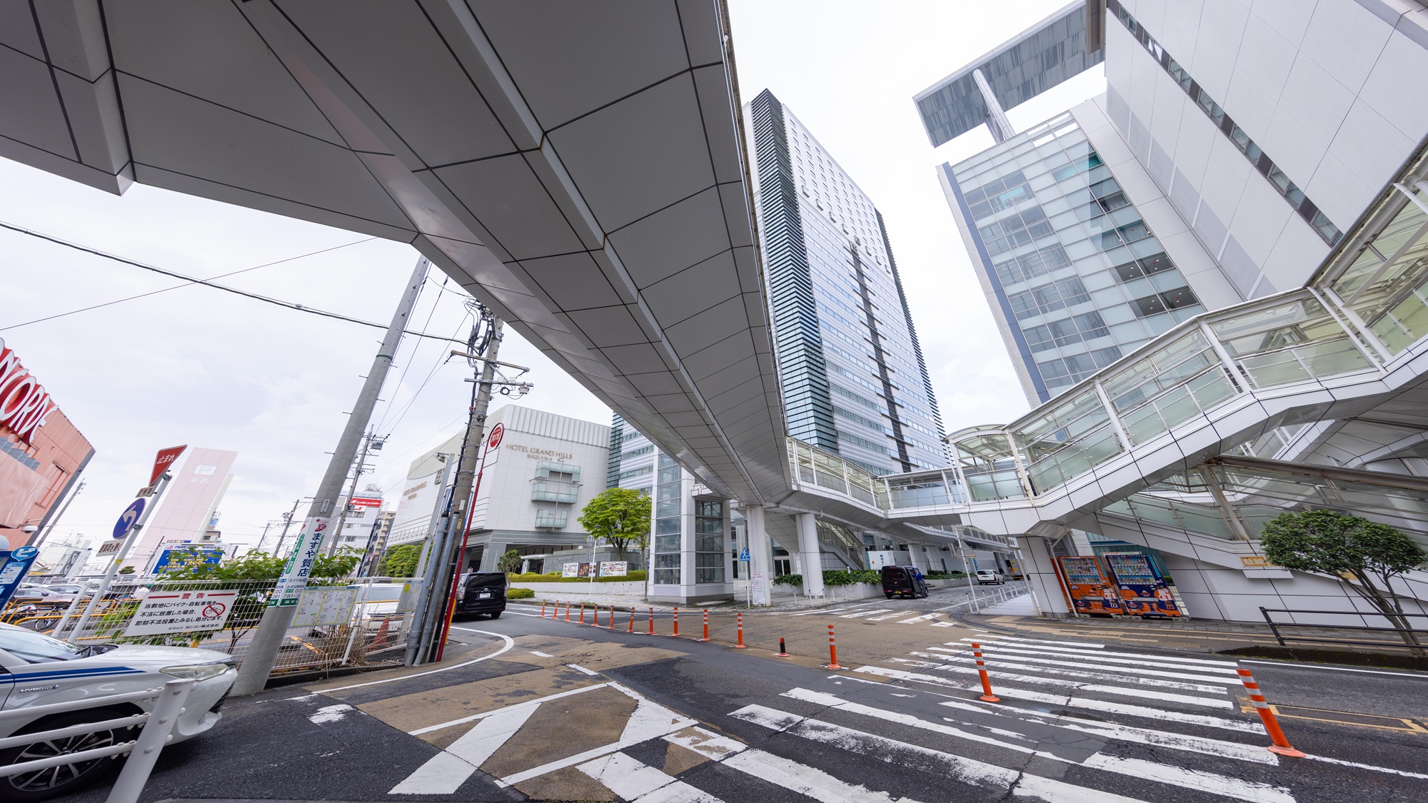 JR静岡駅南口より徒歩1分。ペデストリアンデッキ直結のため、雨の日でも濡れずにお越しいただけます。