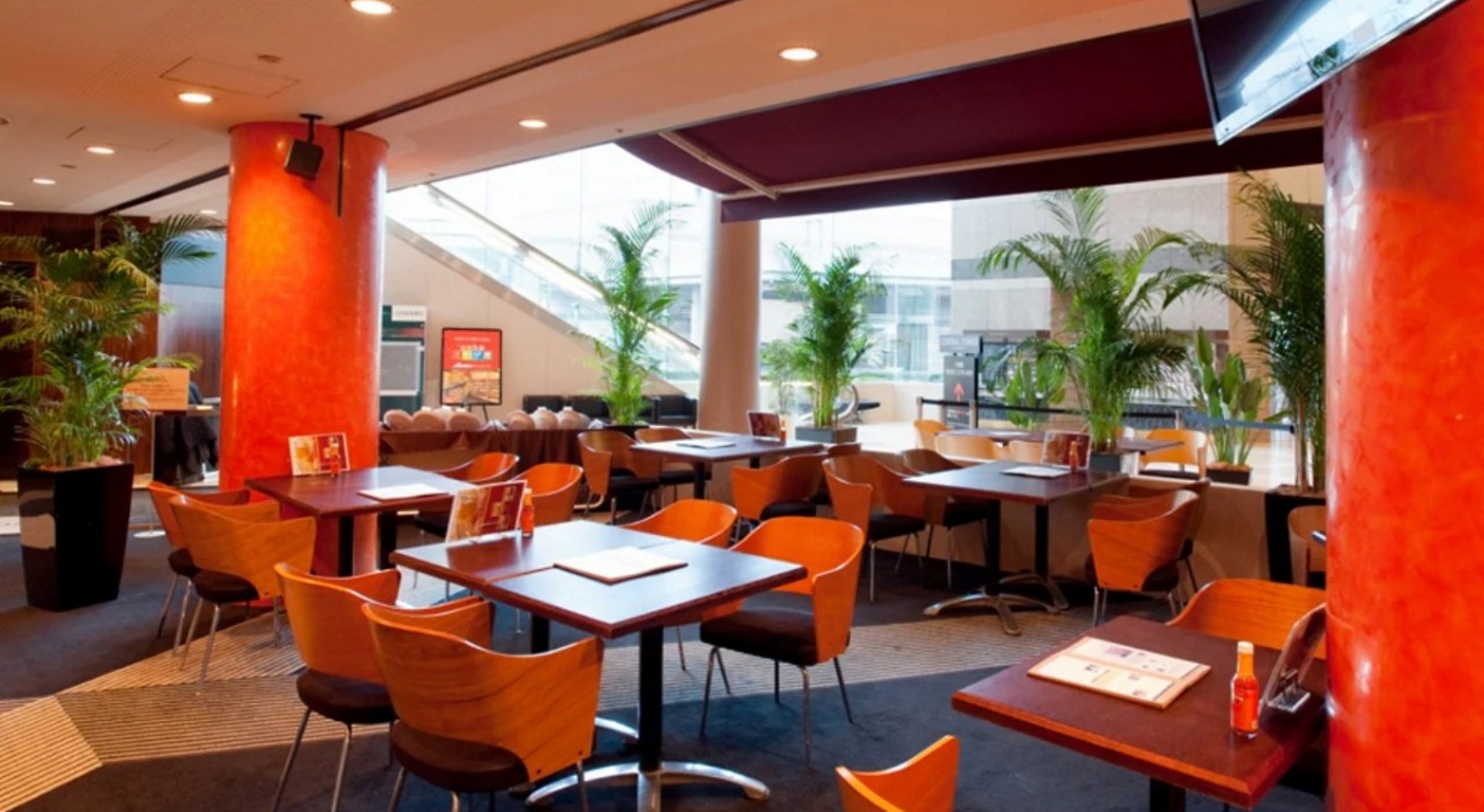 ■【MOMOCAFE】店内