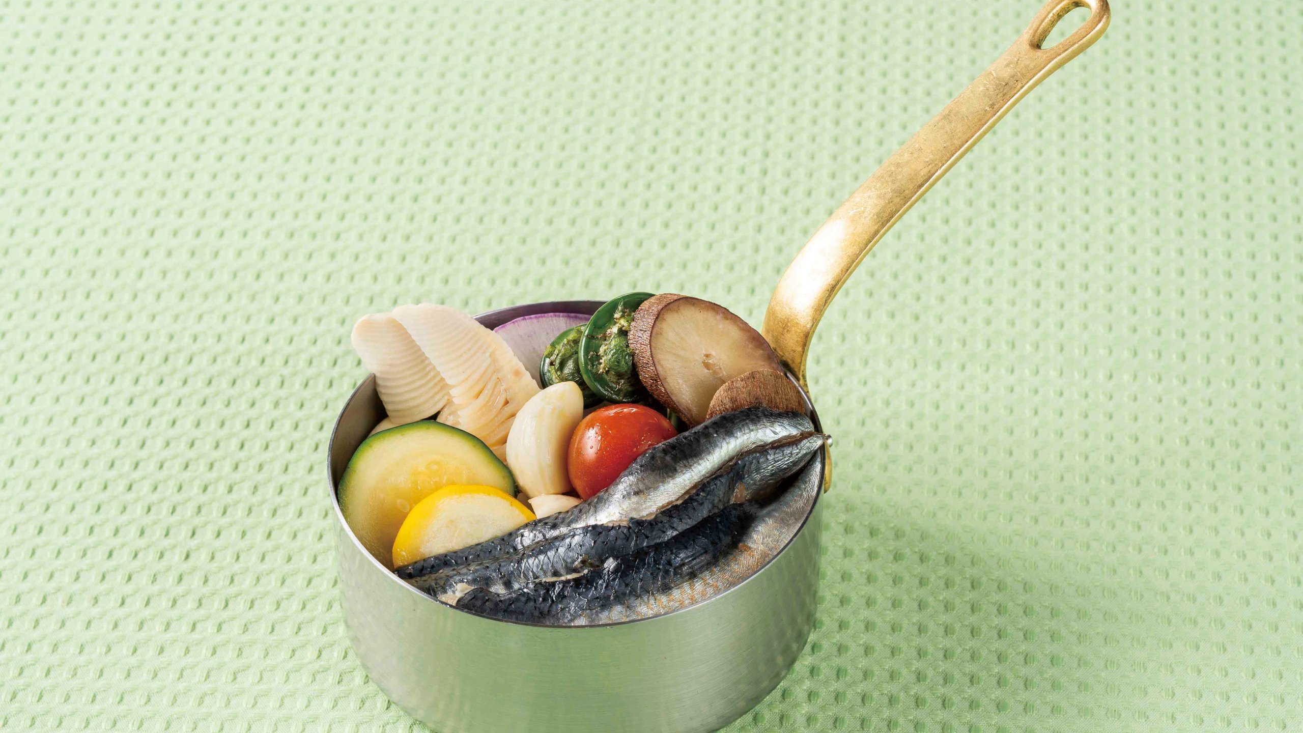 ■【ラ・ベランダ】鰯と春野菜の黒アヒージョ