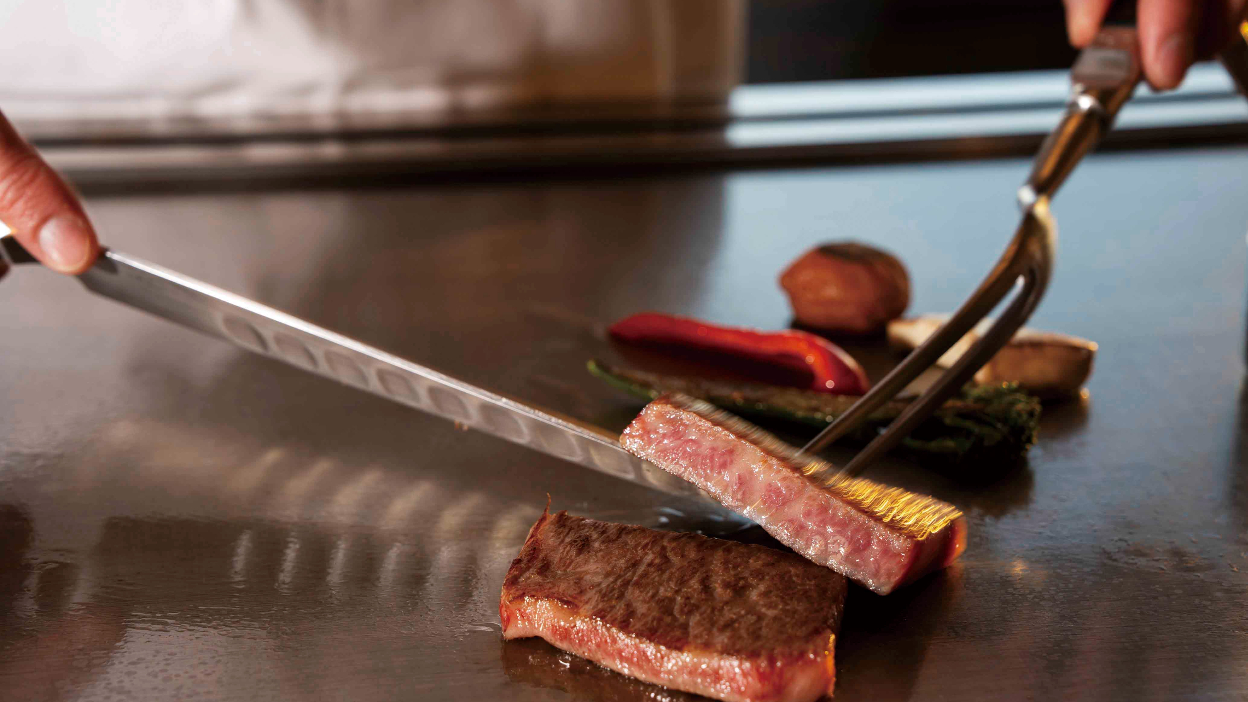 ■【鉄板焼THE七海】肉調理シーン