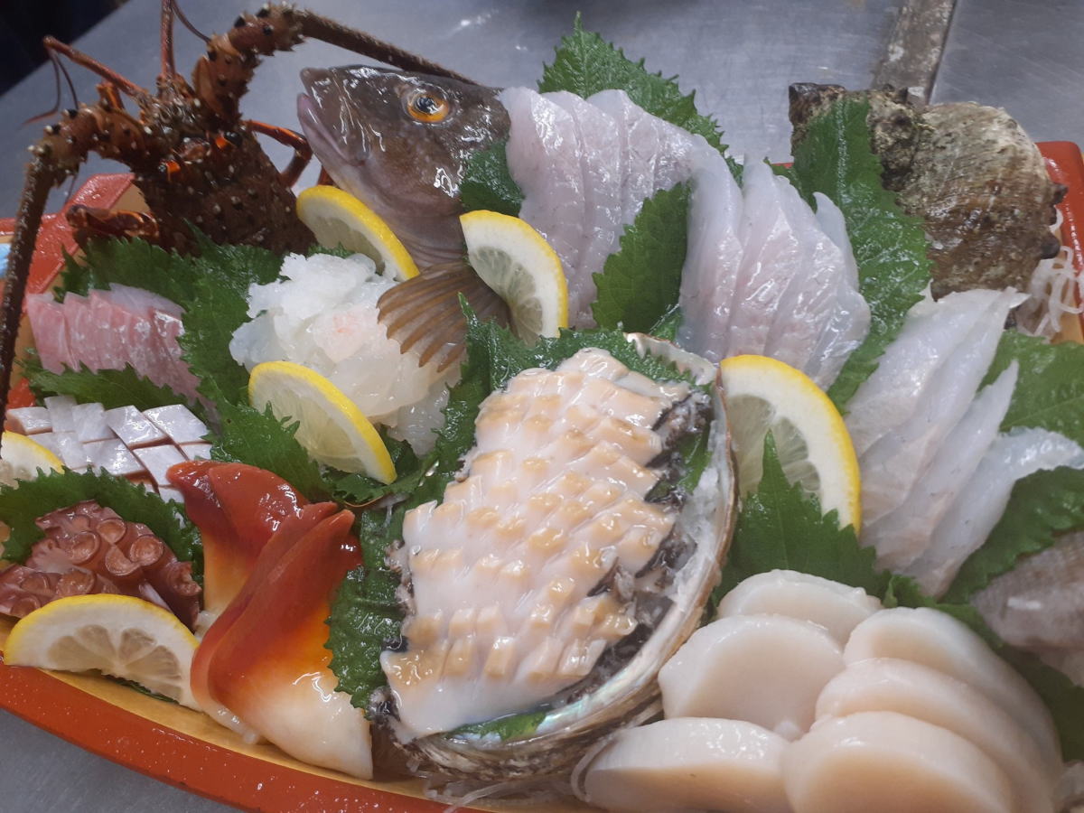 伊勢海老と鮑、地魚の船盛
