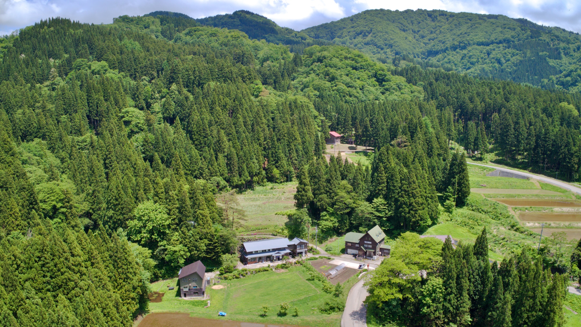 見渡す限り山の大自然の中にある中の屋