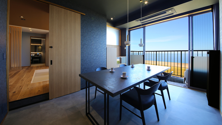 【半露天ジャグジー付スイート】お部屋でゆっくり食事が楽しめる専用ダイニング
