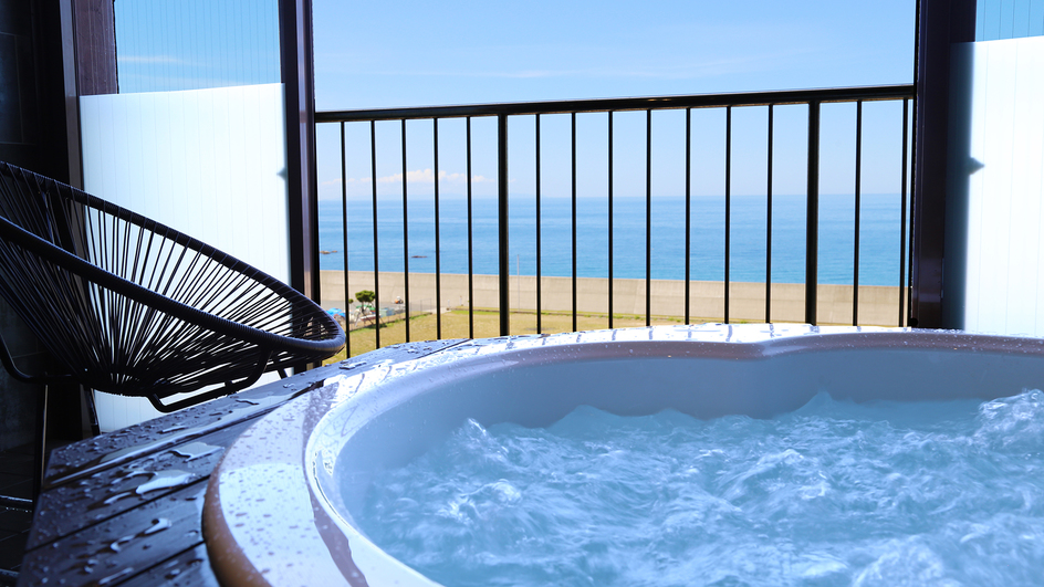 【半露天ジャグジー付スイート】湯に浸かりながら、海と空を独り占めする贅沢