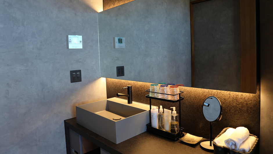 【半露天ジャグジー付スイート】ゆとりある洗面台で、滞在中の身支度も心地よく