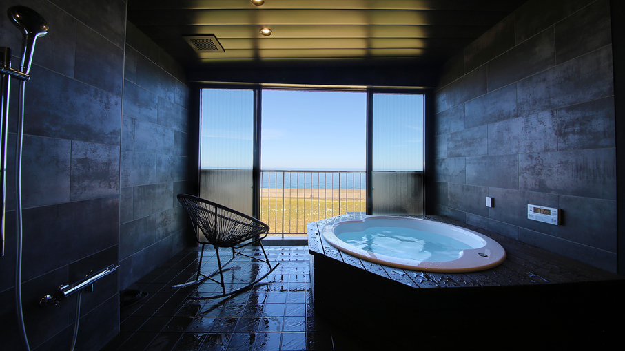 【半露天ジャグジー付スイート】海を眺めながら浸かる、半露天ジャグジーの贅沢時間