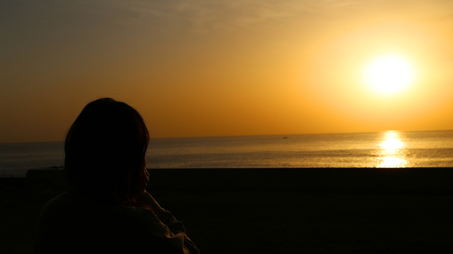 【越前海岸の夕陽】目の前の景色すべてがオレンジ色に染まる―…絶景に心奪われる瞬間を