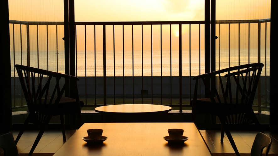 【客室イメージ】夕陽がきらめく美しい光景。部屋の中までオレンジ色に染める絶景をその目で―…