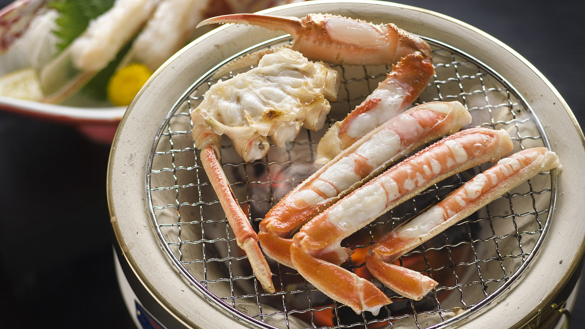 【焼きかに】贅沢に席前で炭火焼き♪ホクホク香ばしい蟹の甘みがたまりません♪