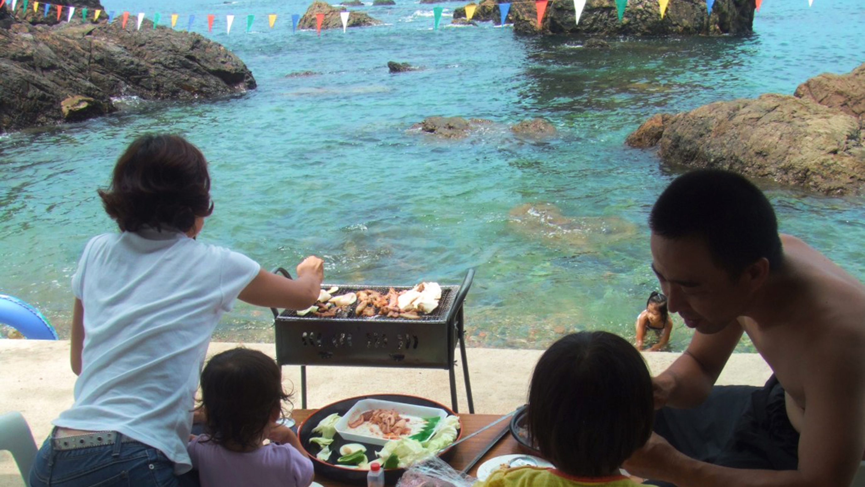 【海辺でBBQ】姉妹館『平成』の渚でBBQランチ！目の前の海で泳ぐこともできます