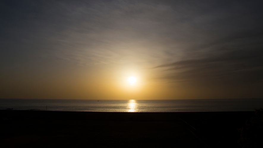 【越前海岸の夕陽】『夕陽百選』に選ばれた名所。思わず息をのむ絶景をお楽しみください