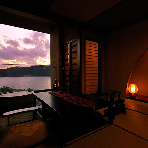 Kamar bergaya Jepang dengan bathtub terbuka 12 tikar tatami