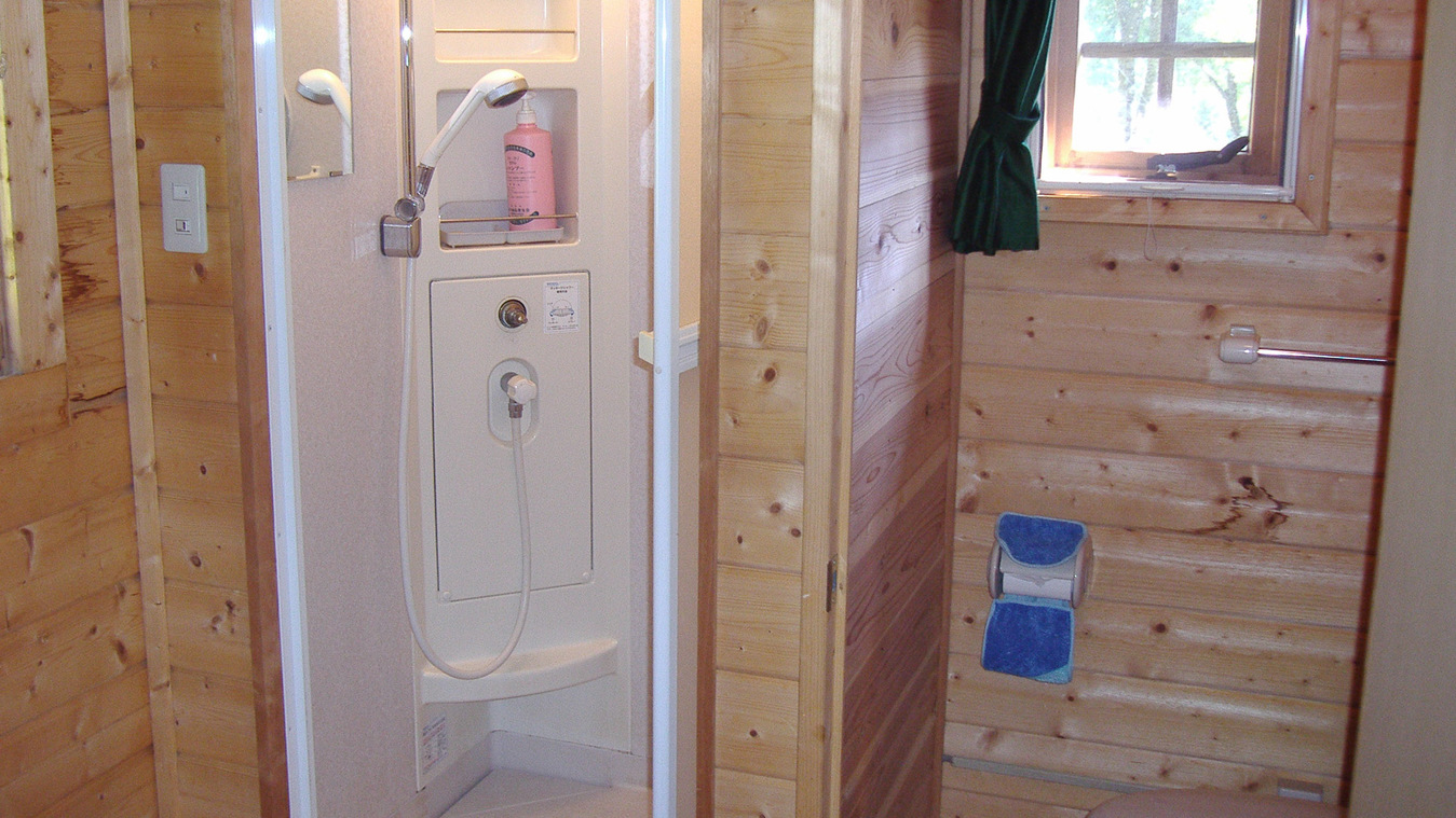 *【山小屋の室内一例】テラス付タイプ：シャワー室、トイレ完備