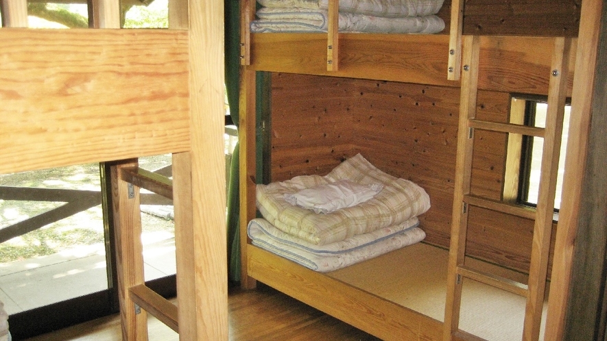 【山小屋の室内一例】二段ベッド付タイプ：お子様もわくわくの二段ベッド。大人は昔を思い出し昔話に花が♪
