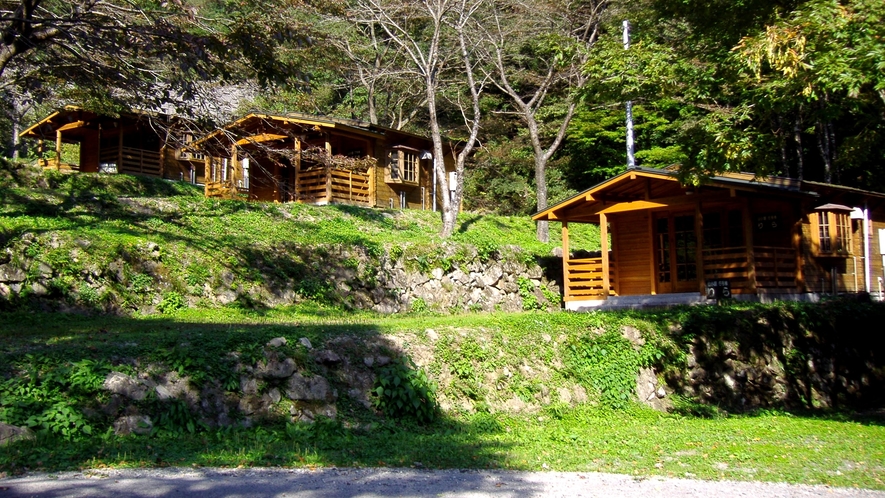 【山小屋】輸入木材を使用した北欧ログハウス風の山小屋