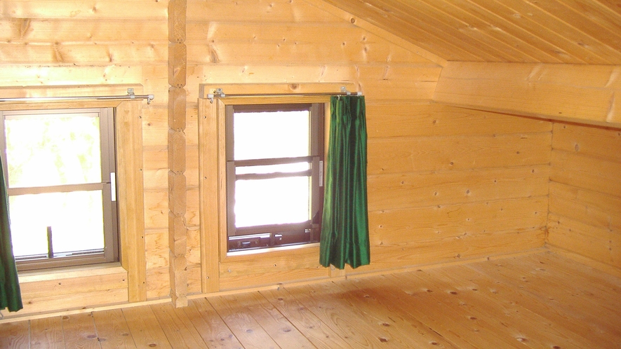 *【山小屋の室内一例】ロフト付タイプ：ロフトの窓からも、外の自然をご覧いただけます♪