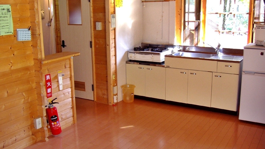 【山小屋の室内一例】大部屋タイプ：広々キッチンで、食材を持ち込んで自炊が楽しめます♪