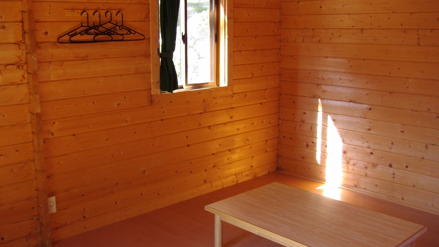 【山小屋の室内一例】ロフト付タイプ：明るい日差しが差し込む、木のぬくもり満載のお部屋。