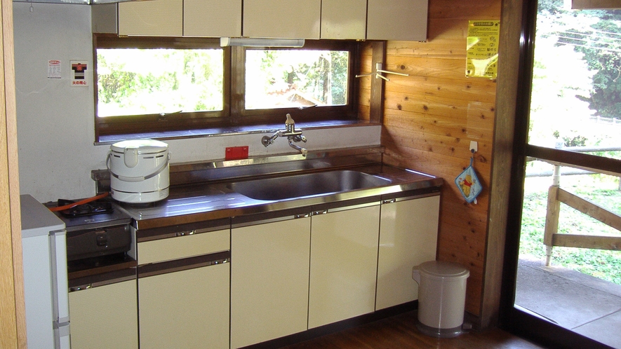 *【山小屋の室内一例】テラス付タイプ：広々キッチンで、食材を持ち込んで自炊が楽しめます♪