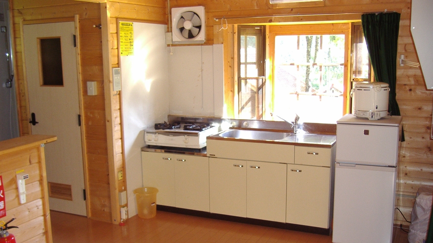 *【山小屋の室内一例】大部屋タイプ：広々キッチンで、食材を持ち込んで自炊が楽しめます♪