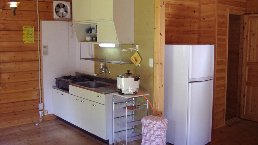 *【山小屋の室内一例】大部屋タイプ：広々キッチンで、食材を持ち込んで自炊が楽しめます♪