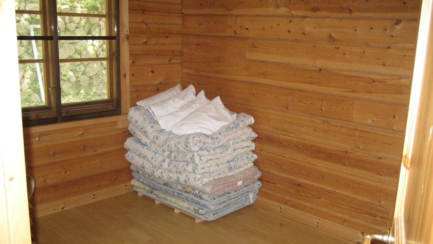 *【山小屋の室内一例】大部屋タイプ：お布団のご用意もございます。