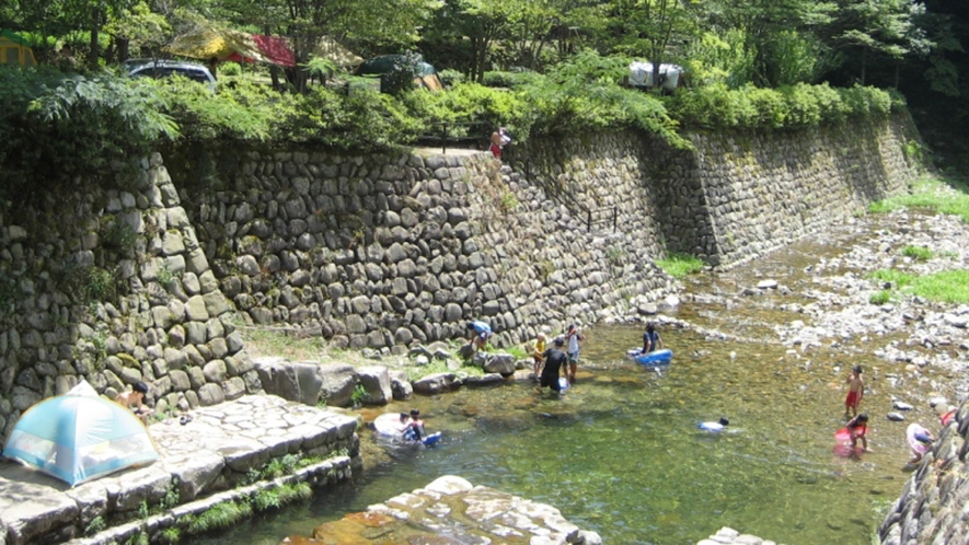 *【川遊び】水遊びはもちろん、ヤマメ釣りなど渓流釣りを楽しむこともできます。