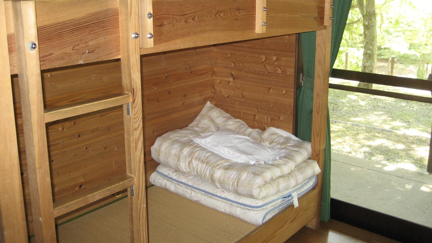 *【山小屋の室内一例】二段ベッド付タイプ：大人の二段ベッドも流行っていますよね♪ぜひご体験ください！