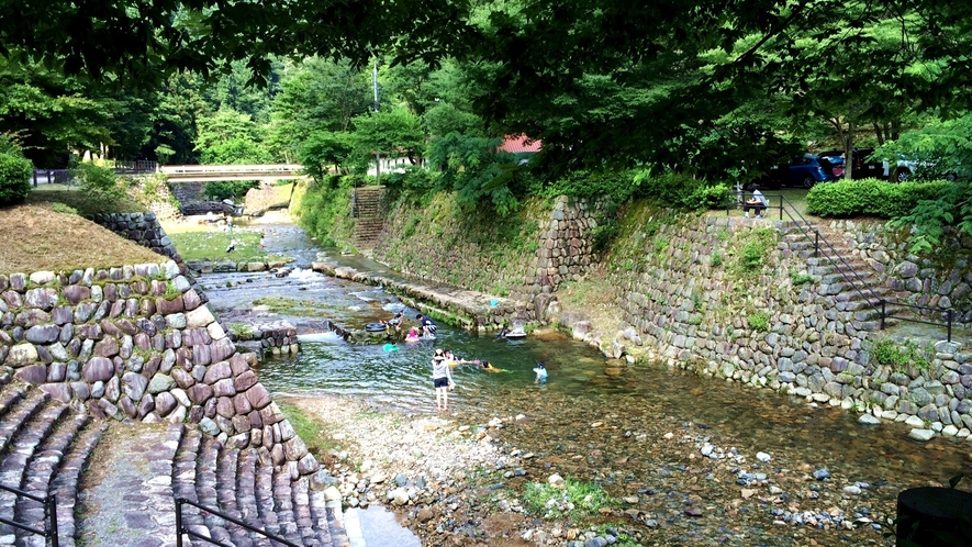【川遊び】施設の中心を流れる清流での水遊びは、子供だけでなく大人も楽しめる最高の遊び場。
