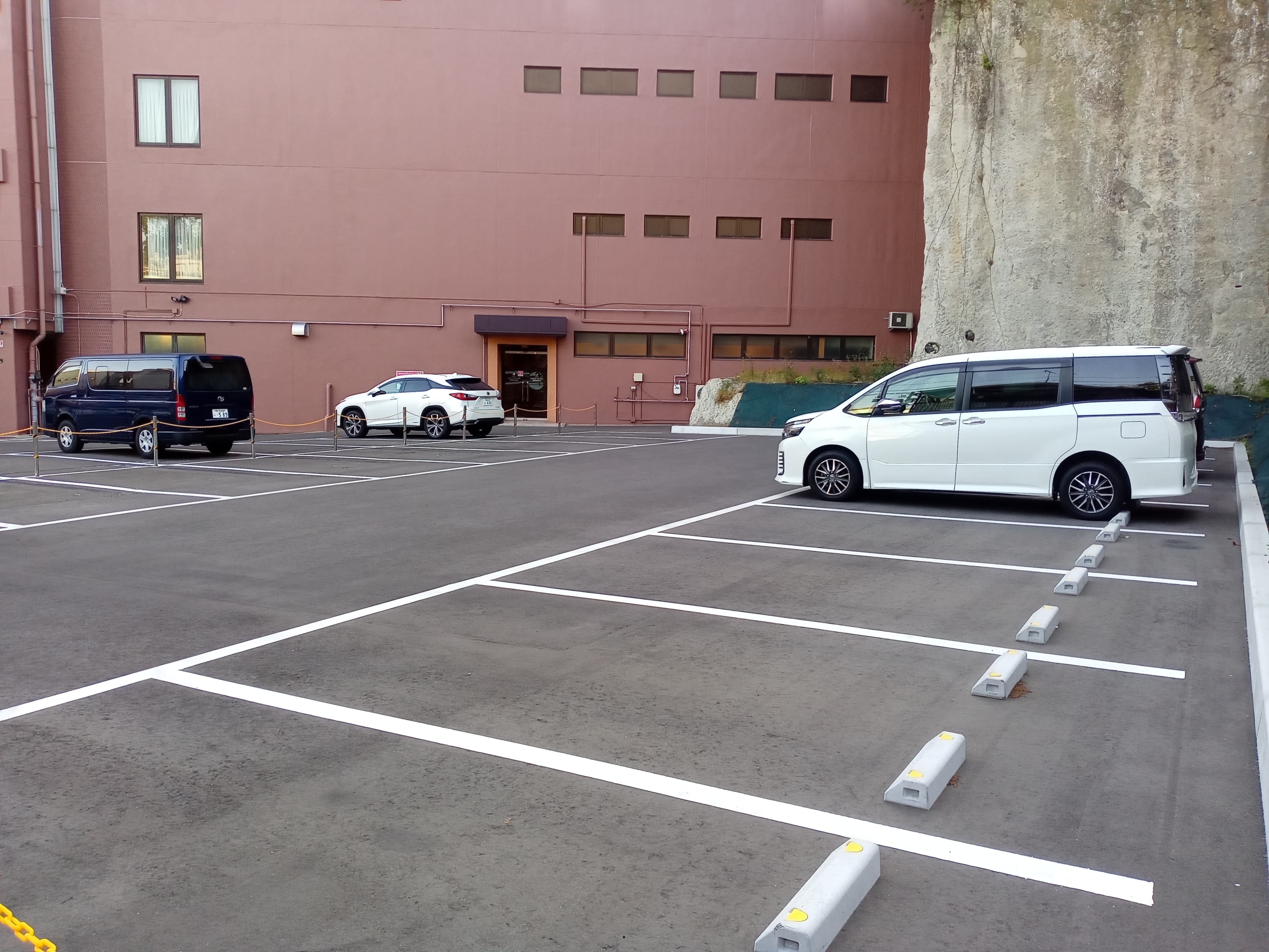 平面駐車場。４６台駐車可。