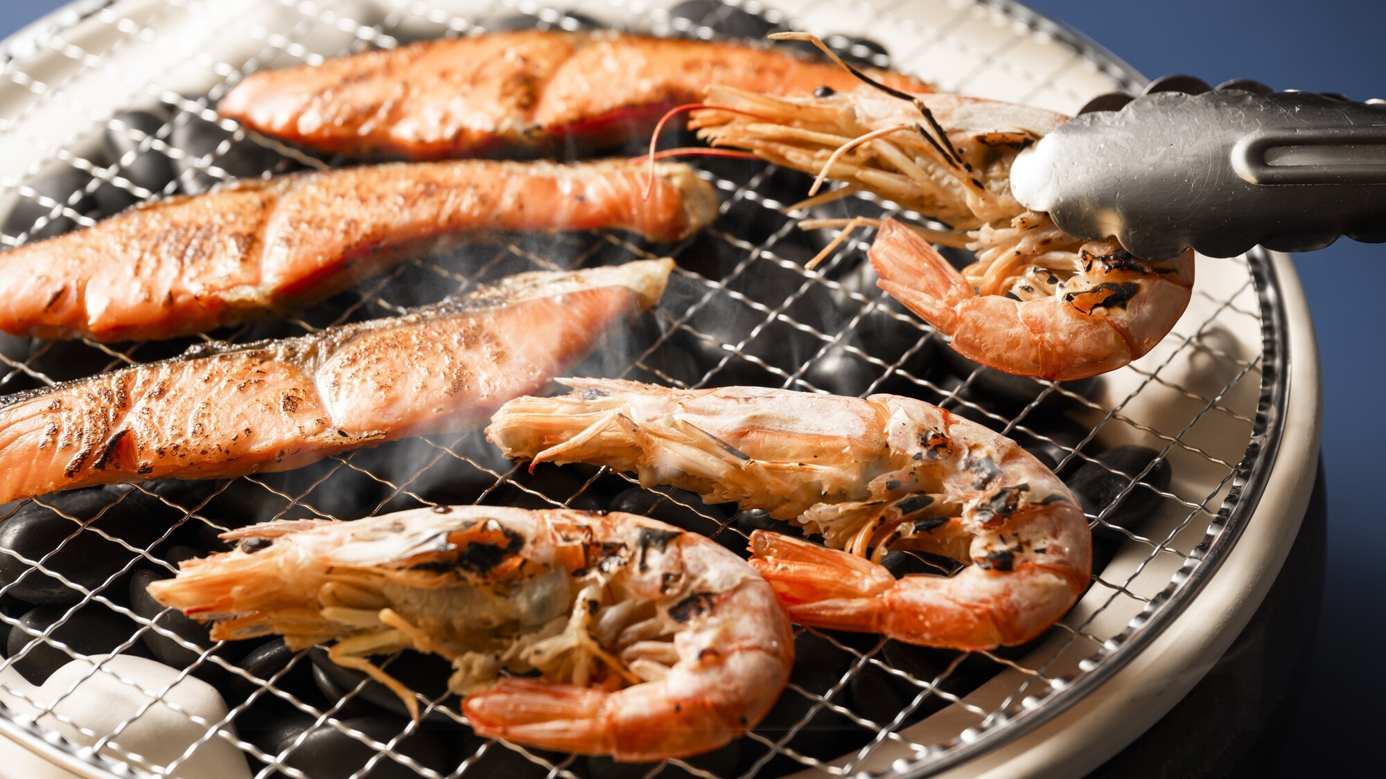 【朝食ビュッフェ】焼き魚コーナー「鮭」「エビ」（メニューは一例です）