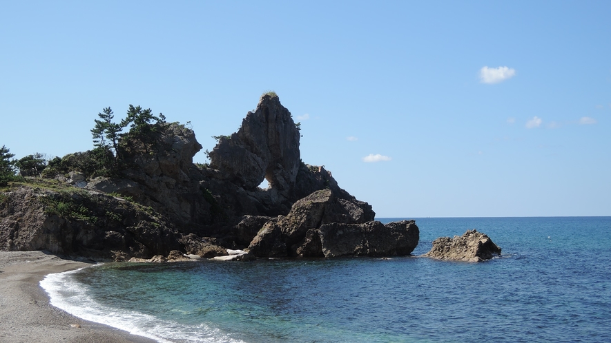 *周辺観光地：曽々木海岸（窓岩）