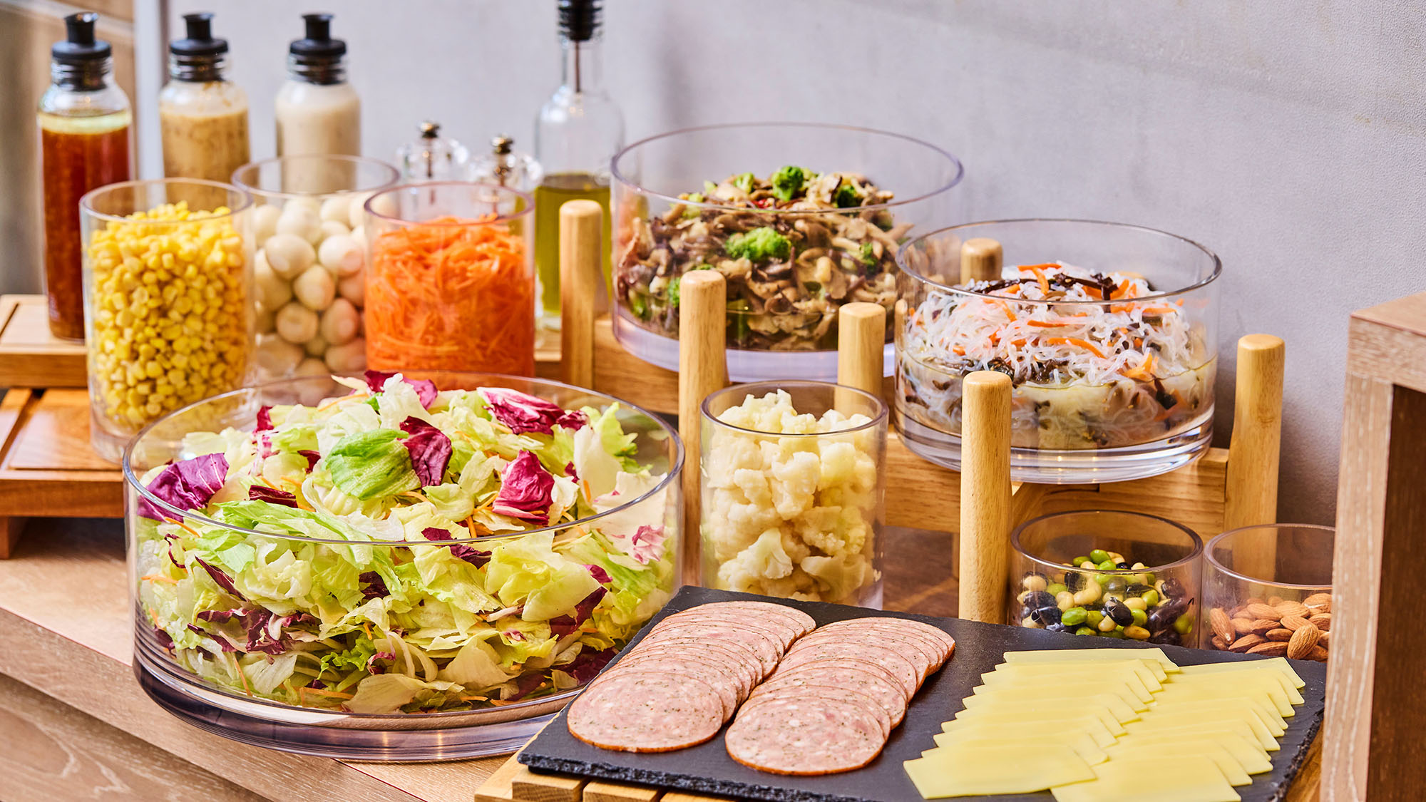 【朝食ビュッフェ】彩り豊かでトッピング充実！新鮮なサラダやハム、チーズが並ぶビュッフェ　※イメージ